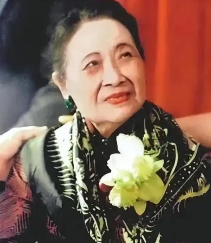 106岁的老太在纽约曼哈顿安详闭眼，谁能想到，远在万里之外的台湾，一个53岁的壮