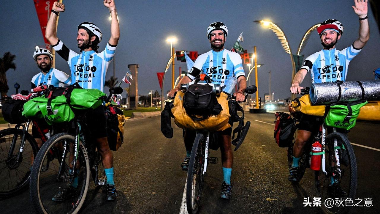 距离2026年世界杯开幕不到两周，3名来自阿根廷的铁杆球迷已经提前“踢出了自己的