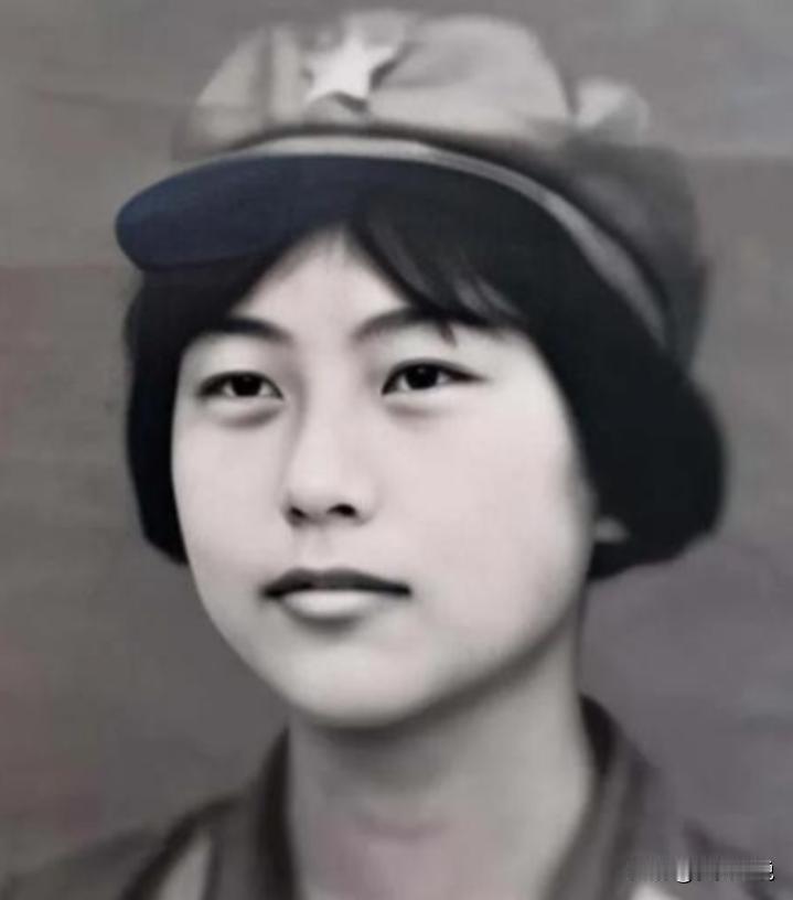 1982年，一女飞行员驾驶运输机从张家口机场起飞，当飞机爬到700米高空时，一架