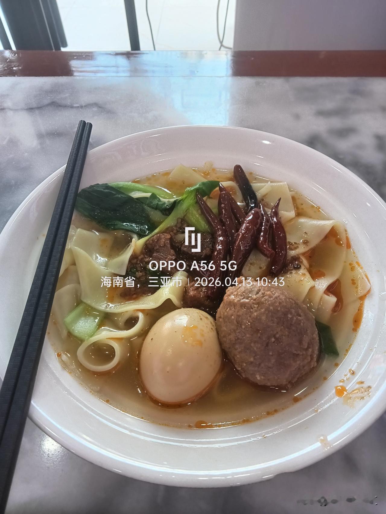 昨天去这家店吃牛肉板面，他家宽面超有嚼劲，吃起来那叫一个带感。但就是牛肉有点少，