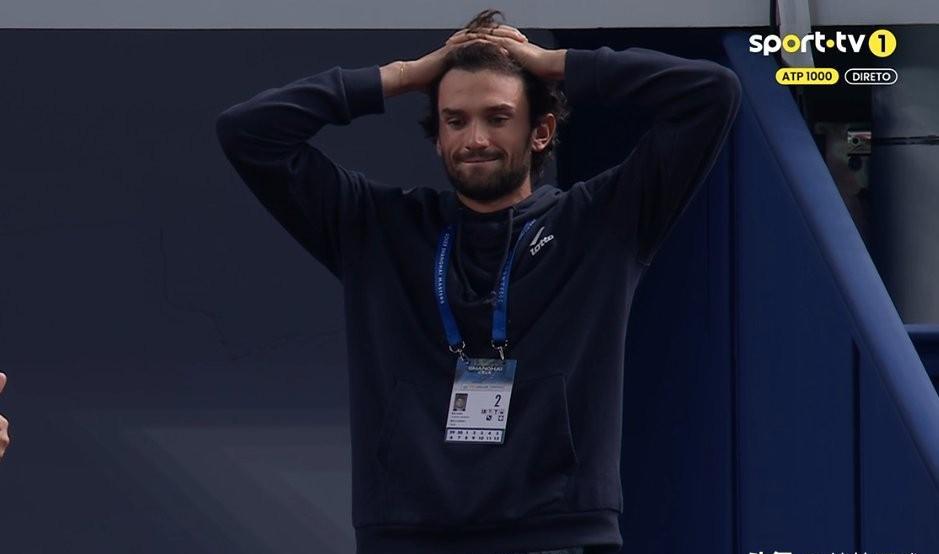 上海的秋夜，风里都是网球拍击球的声音。
辛纳赢了，干净利落，像他平时打球一样，不