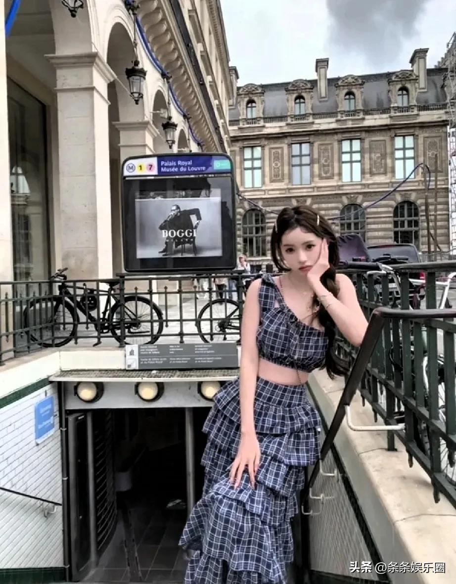 王思聪新女友懒懒，在卢浮宫和《蒙娜丽莎》同框啦！这香香软软的，格子小裙一穿，麻花