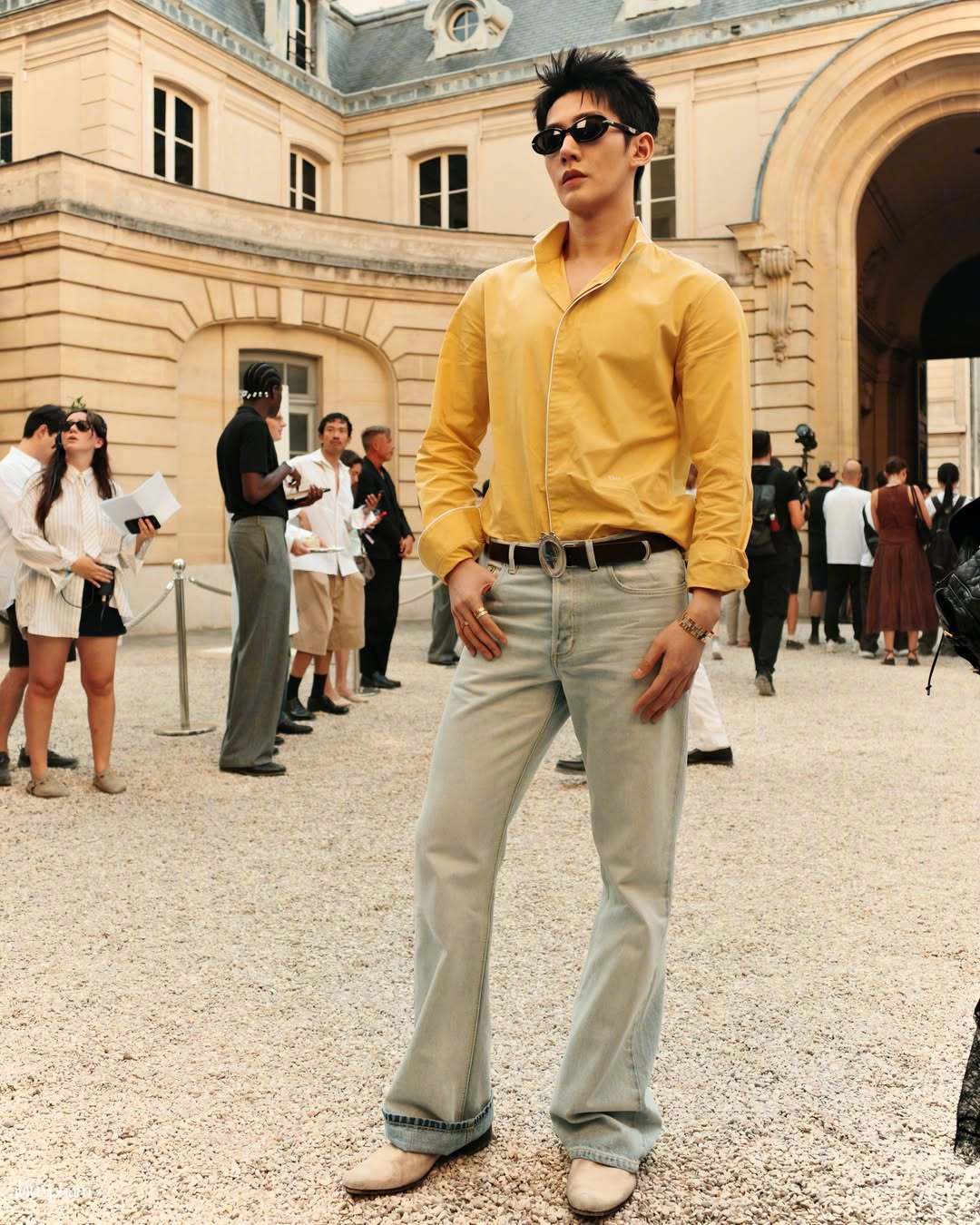 邓为出席Dior 2026夏季男装大秀。海外媒体拍摄释出，品牌大使、全球美妆大使