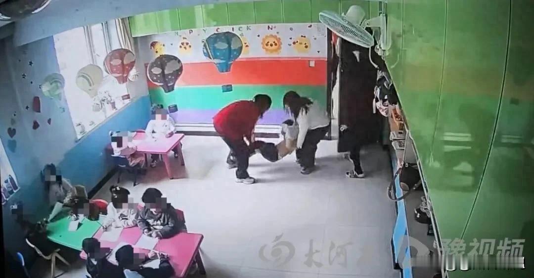 辽宁一幼儿园虐待多名幼儿案将开庭，“园长、老师等10人参与”，扇耳光、推头撞墙…