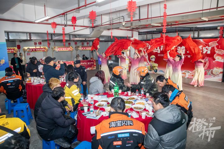 杭州近百位“小哥”提前吃了一顿年夜饭，他们需要一个怎样的“友好城市”？