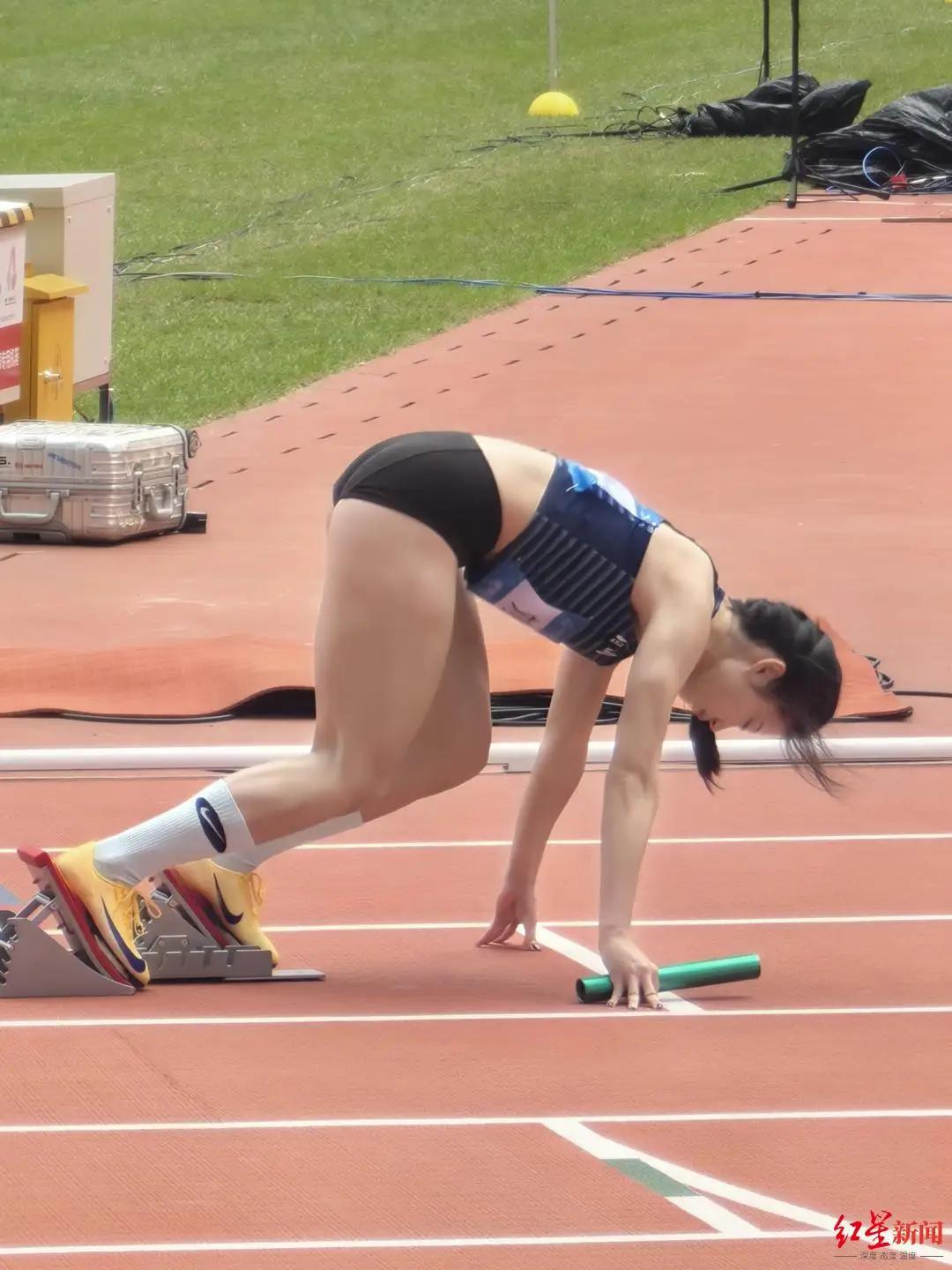 11月15日，第十五届全运会田径项目在广州开赛。在今天上午举行的4×100米混合