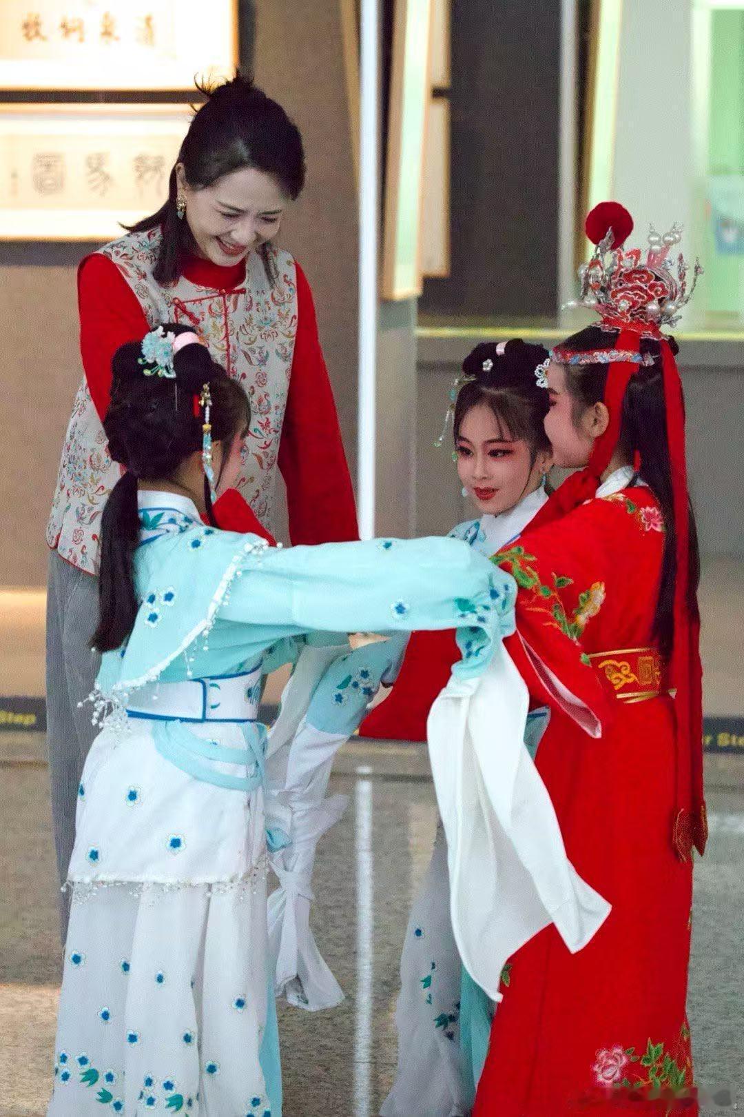 我在萧山机场听陶慧敏唱越剧红楼梦 浙江卫视越剧春晚萧山机场变越剧舞台！陶慧敏携手