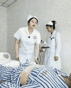 心病还需心药医，对症下药才有效。
大爷住院不吃不喝，可把护士为难坏了，可是另一个