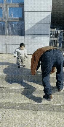 本来爷爷是想教孙子怎么下楼梯，没想到，孙子直接走了无障碍通道，看着孙子畅快地走下