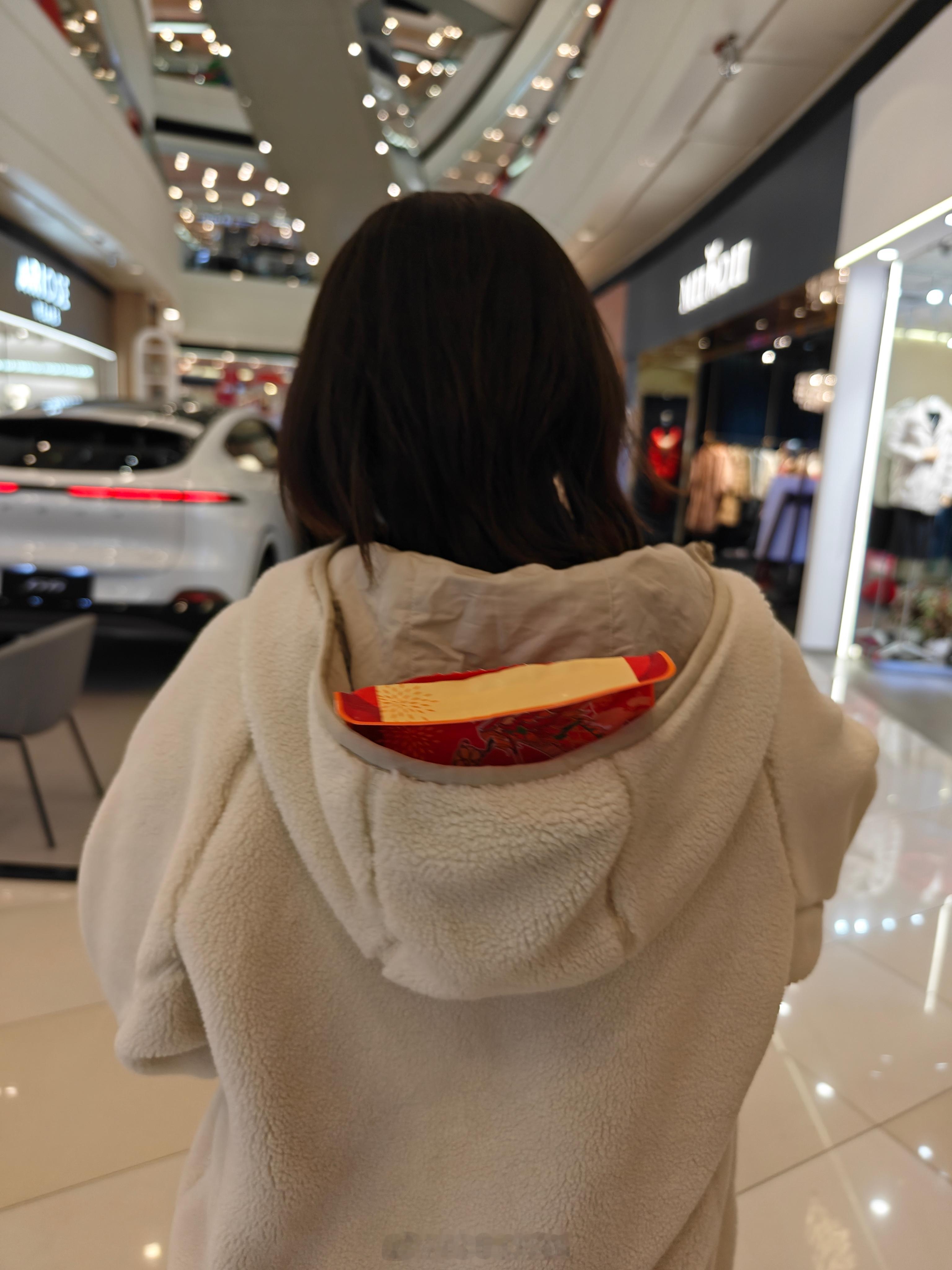 这个口袋不错，可以装着零食边走边吃。 ​​​