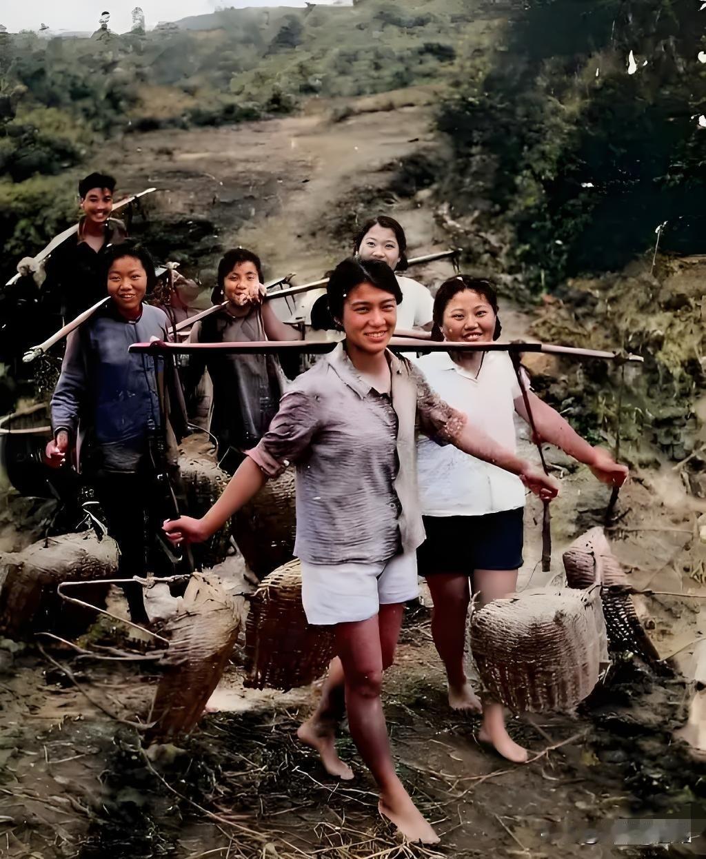 他们这样说话，等于是在说他们的爷爷、奶奶、爸爸、妈妈长辈们，都是光着屁股去上农田