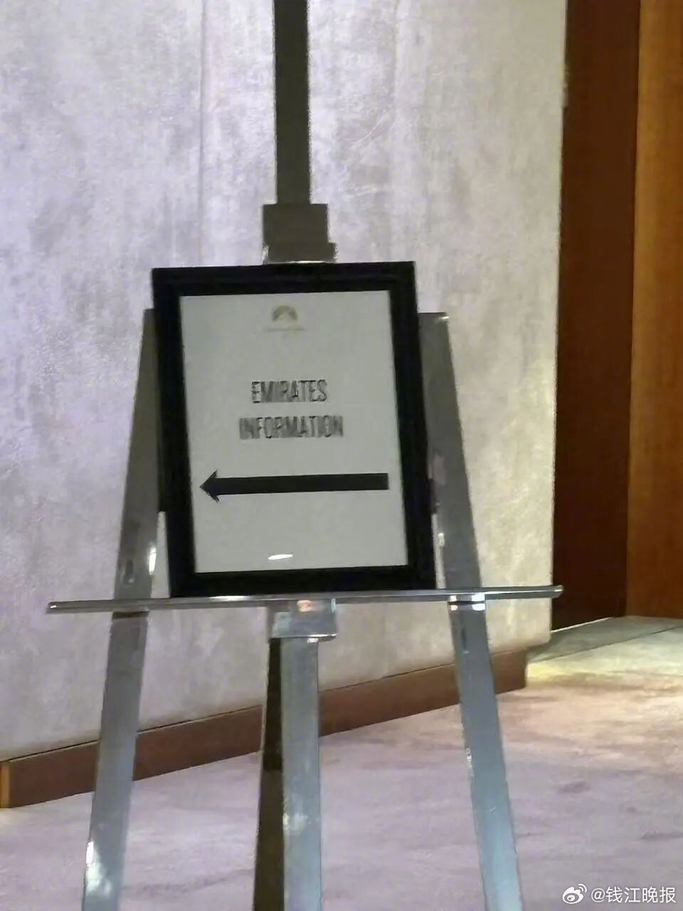 【#迪拜机场部分滞留的中国人还在等#】3月4日，美以伊冲突进入第五天。受此影响，