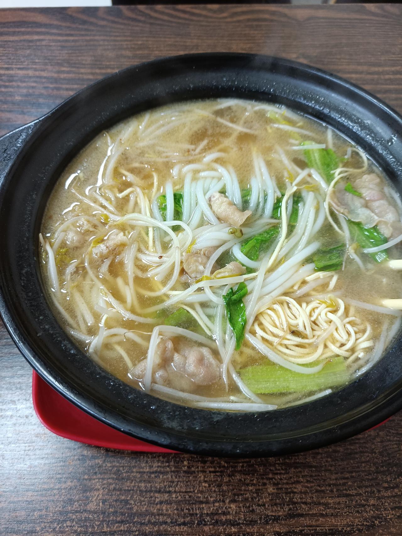 今天下班到家没有饭了，
现做吧还懒得动弹，
好长时间没吃米线了，
吃碗米线吧，