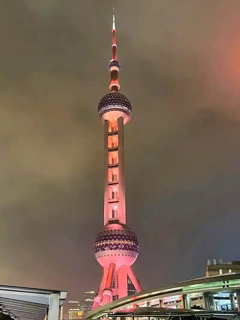 上海人都很冷漠吗？
前几天走在路上，后面突然有个人拍我肩膀吓我一跳，说你鞋带散了