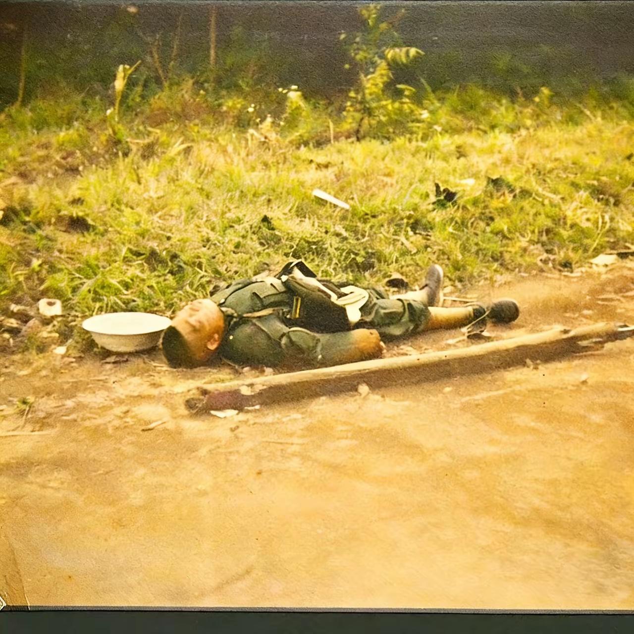 没人知道他叫王德胜，更没人知道他是个刚满二十岁的川娃子。他的军装袖口磨破了边，裤