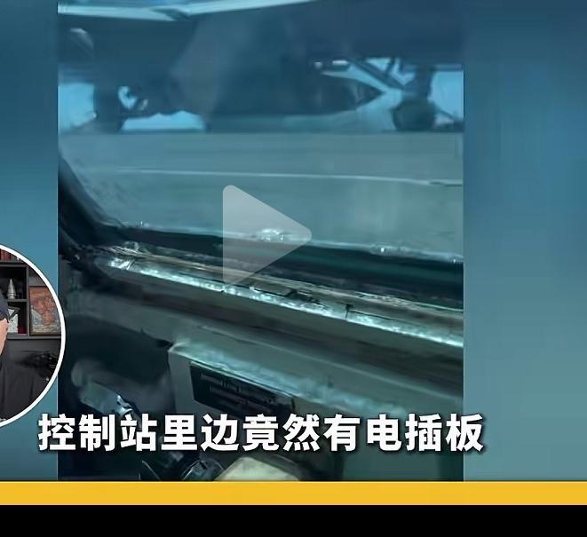 你敢信！美军航母弹射战斗机的控制室里，竟然有电插板，上面还插着电风扇，而且舱内的