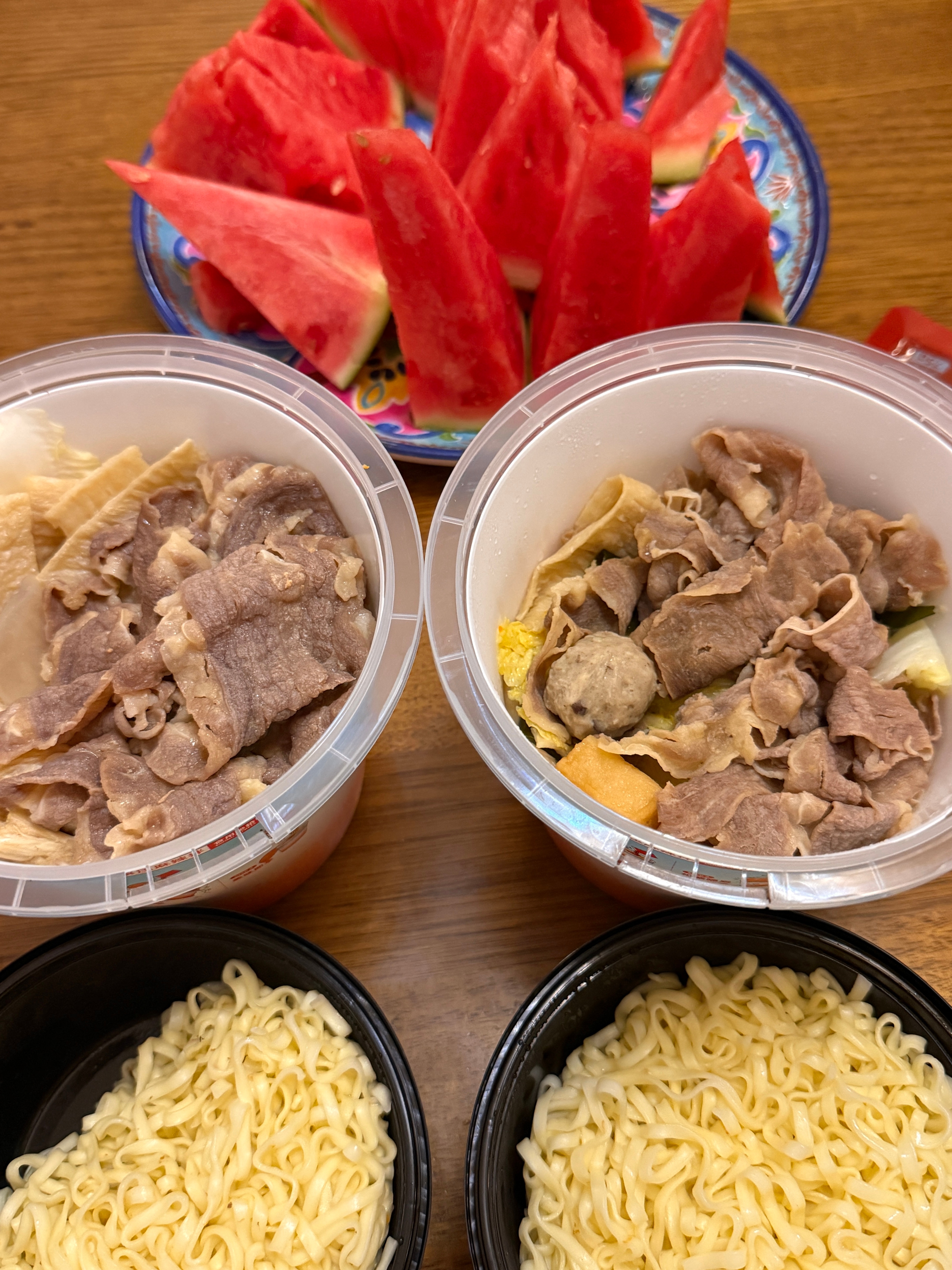 朴素的一餐 我和老酱的晚饭，海底捞的干拌麻辣烫摇摇杯。 