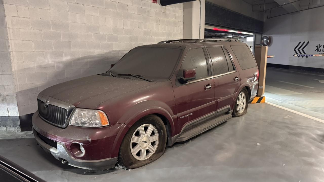 放到低趴的林肯领航员…
现在看这套设计还是很有大佬的感觉【来自懂车帝车友圈】