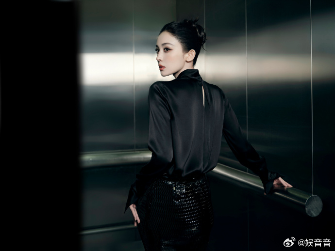 李昀锐古力娜扎活动同框 黑金丝西装衬托出李昀锐的挺拔身姿，香芋紫长裙展现出娜扎的