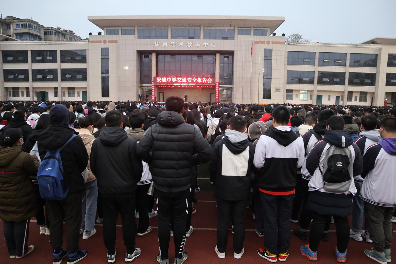 2026年安康高考第一天，考场外全是焦急等待的父母。凌晨五点多城市还在沉睡，孩子
