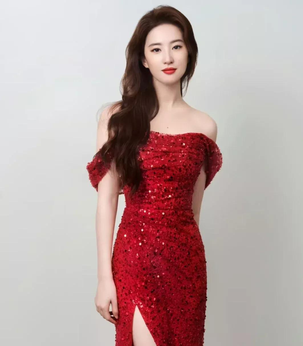 刘亦菲不结婚，不是不爱，是太懂自己。
妈妈当年带她横跨太平洋，不是为了逼她嫁人，