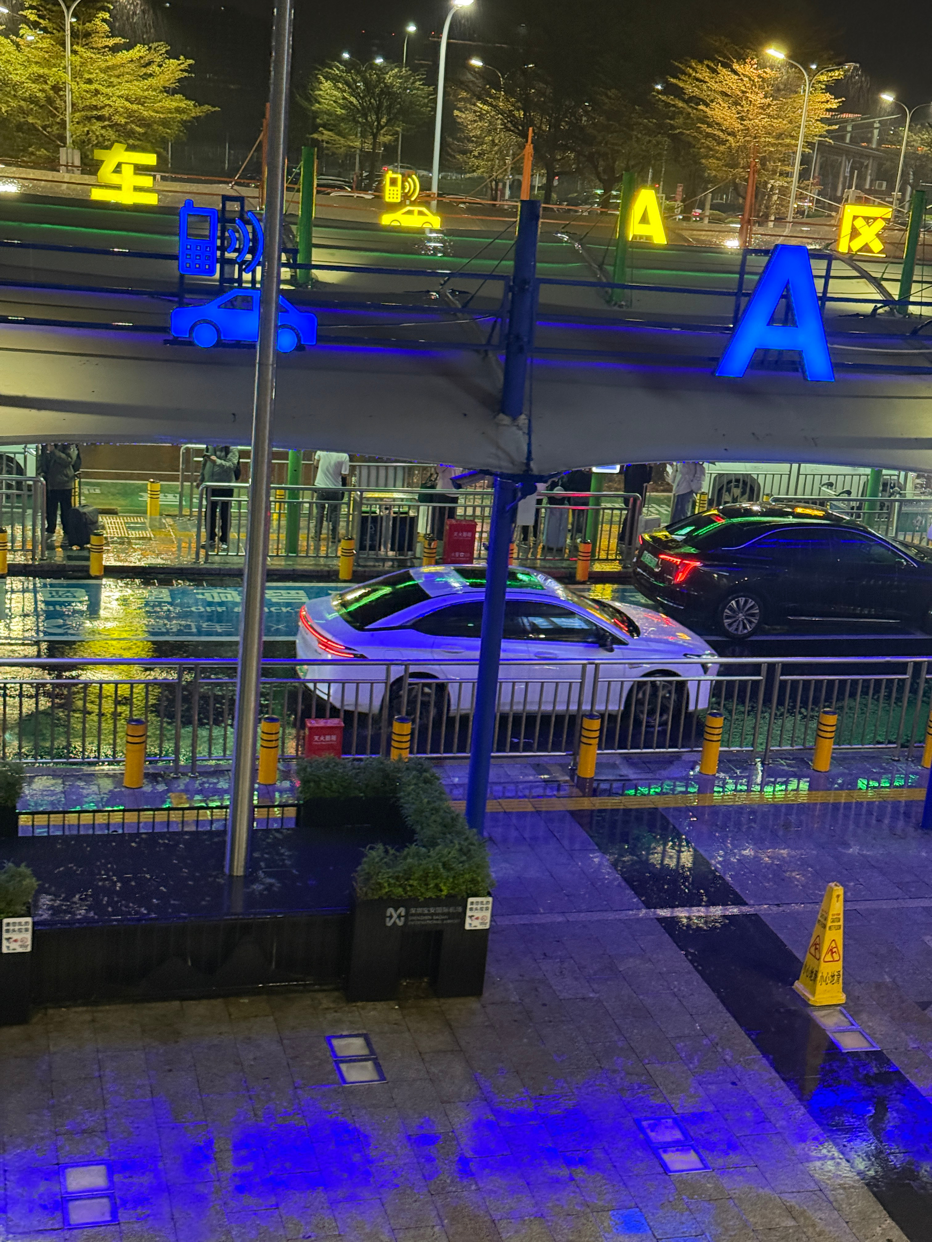 终于落地了，结果遇到了深圳的雨天……本来应该早上飞，结果各种原因一直现在才到。等