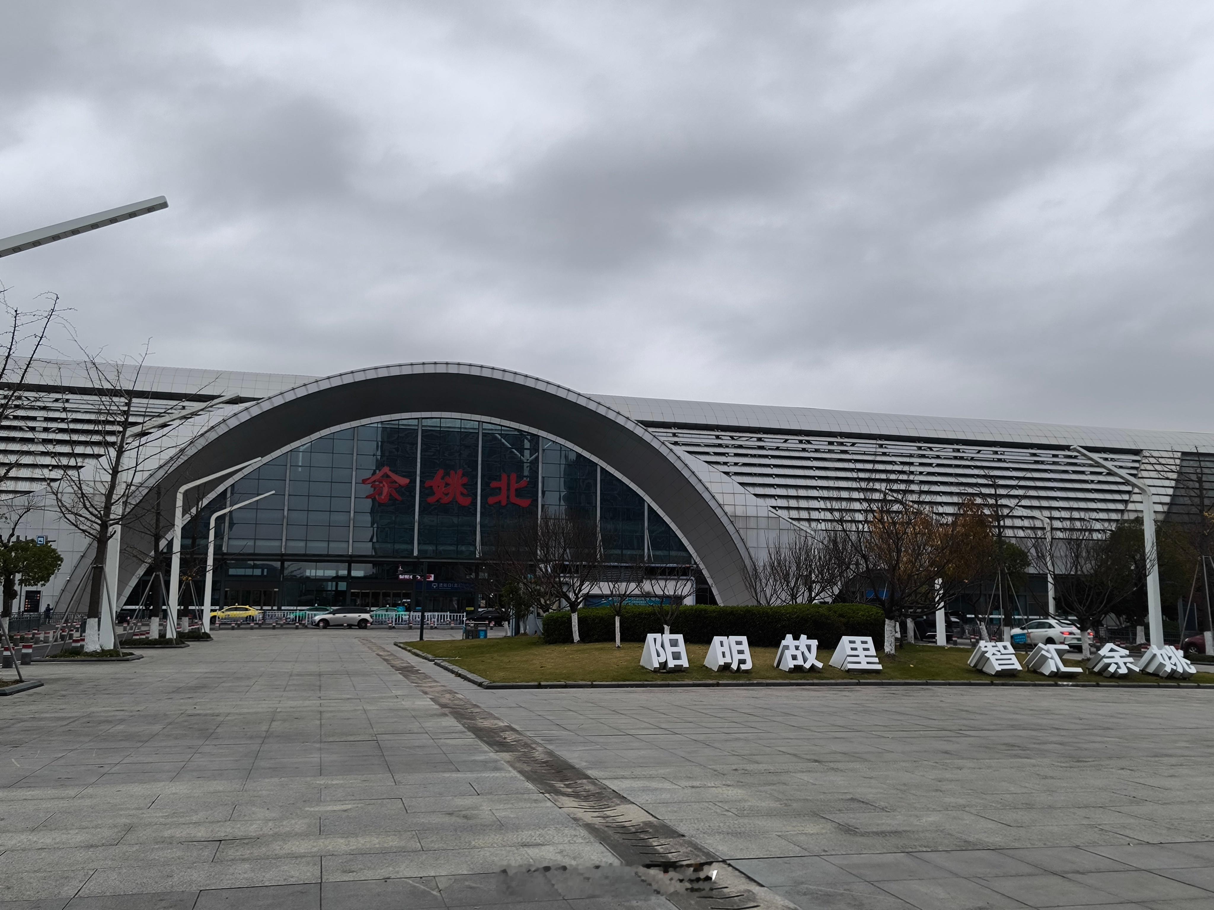 小学一二年级不进行纸笔考试每次都卡点来，孩子刚上小学，幼儿园免费了。孩子二年级快