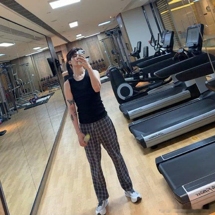 范丞丞长脖子优势赢麻了你好星期六惩罚喷水疯狂攻击，范丞丞靠长脖子完美避险，脸上滴