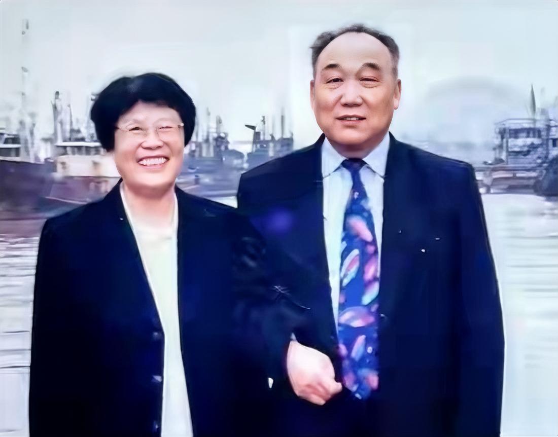 他是浙江原省长，主政宁波，宁波改革开放奠基人活到90岁，离世后，百姓自发为他送行