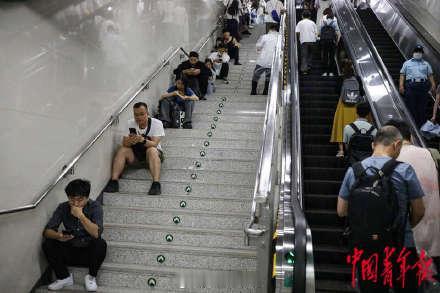 实拍北京暴雨中的地铁站出口：城市缩影下的观察与思考

近日，一段实拍北京暴雨中的