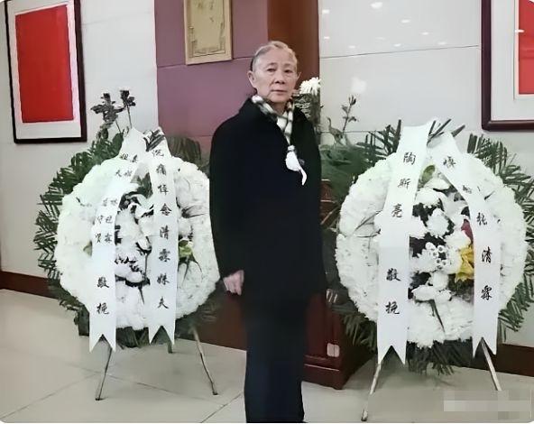 2022年10月9日，北京八宝山革命公墓兰厅，豆豆出席丈夫张清霖告别仪式。78岁