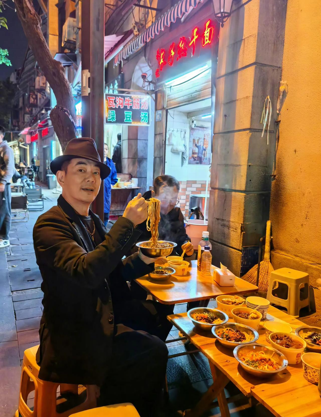 这张在街头小摊拍的照片真是太有烟火气了。没想到任贤齐也这么热衷于街头小吃！这一碗