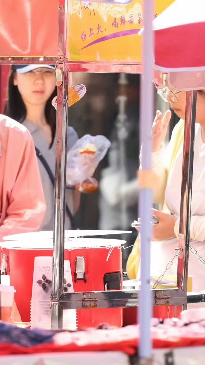 这个小嘟嘟吃东北早市也是吃美啦陈都灵素颜逛东北早市