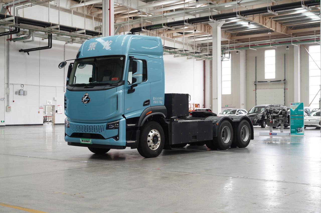 乘龙翼威5，搭载自主研发的800V碳化硅高压平台，采用扁线电机与主动油冷技术的电