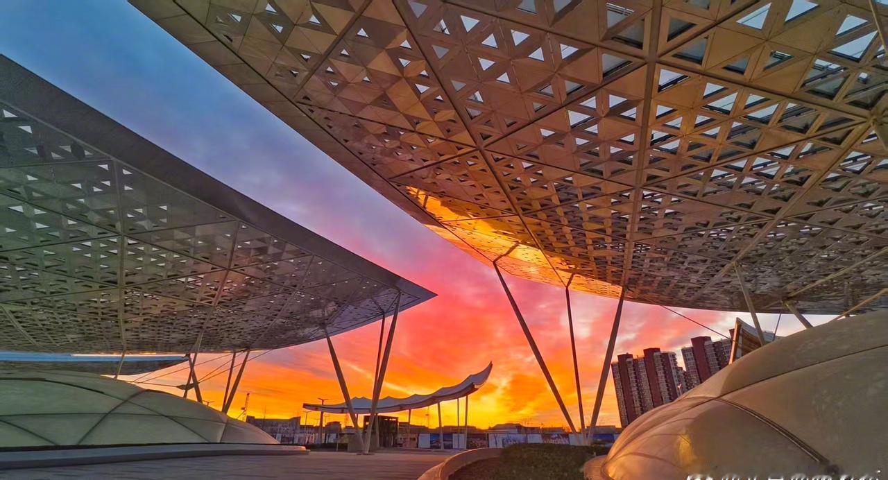 破晓时分副中心的天空
上演绝美朝霞秀一场粉紫色的朝霞
温柔唤醒了清晨朝霞点亮了天