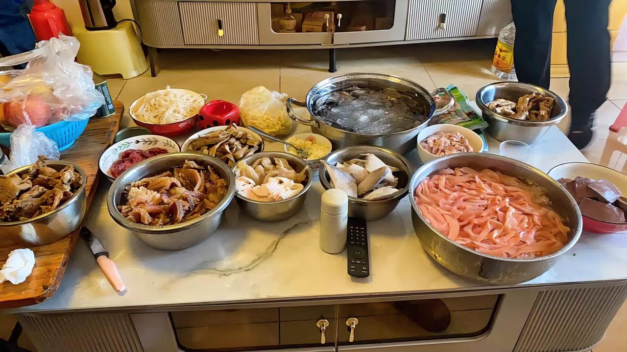 独在异乡为异客的我，看见亲友群里晒出这一桌子菜，就想起了家乡的味道。