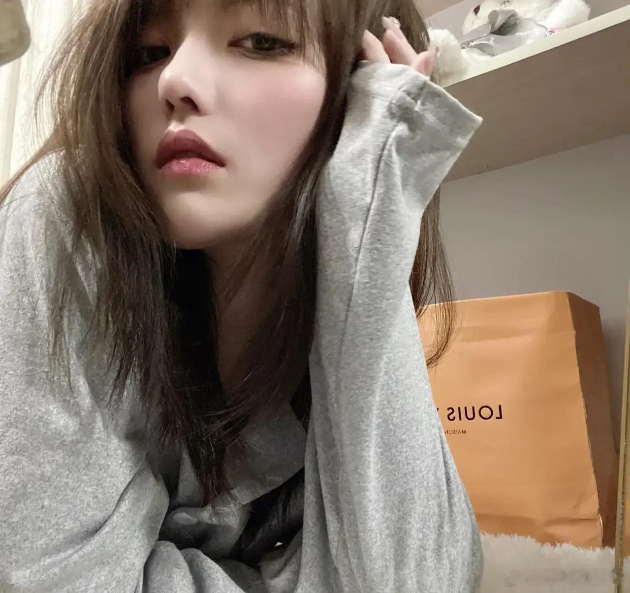 现实就是，男人追求女人，如果只有，真心和决心，没有实力或背景，那么，女人未必会相