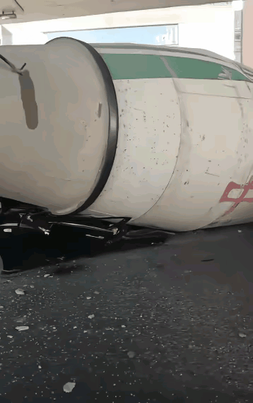 警方通报搅拌车侧翻压扁小轿车  搅拌车压扁小轿车驾驶员仅轻伤  图7比较血腥，心