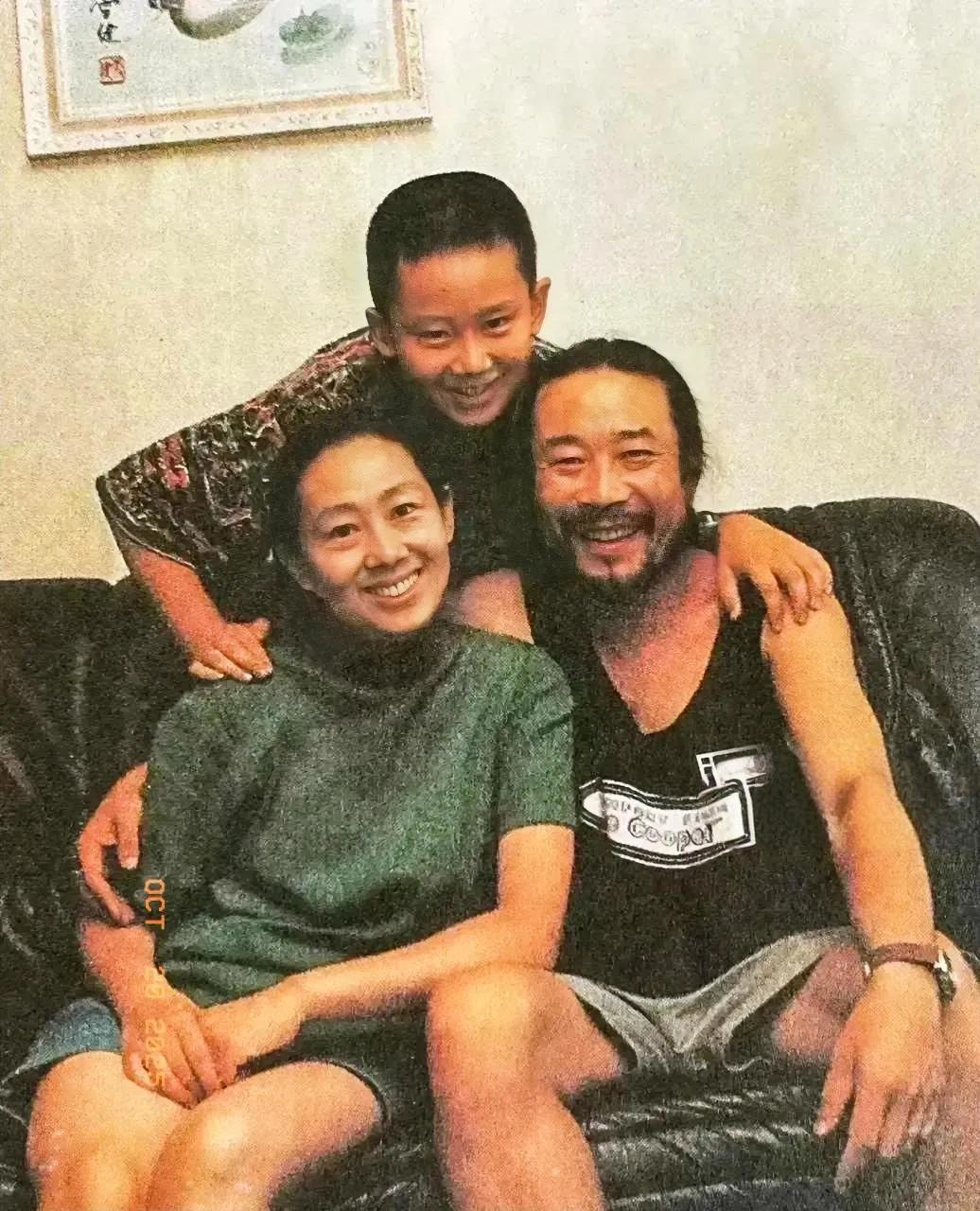 谁能拒绝温馨有爱的家庭合影呢？近日，李雪健与夫人于海丹、儿子李亘的温馨合影曝光，
