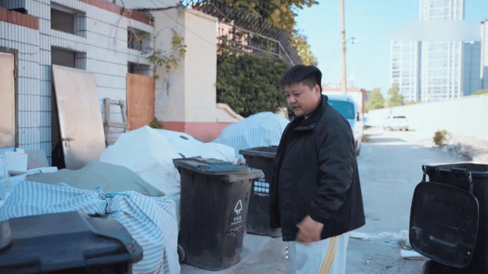 千万粉丝网红重访打工旧地爆哭 看到自己曾经摆摊的地方，万千粉丝的网红再也忍不住了