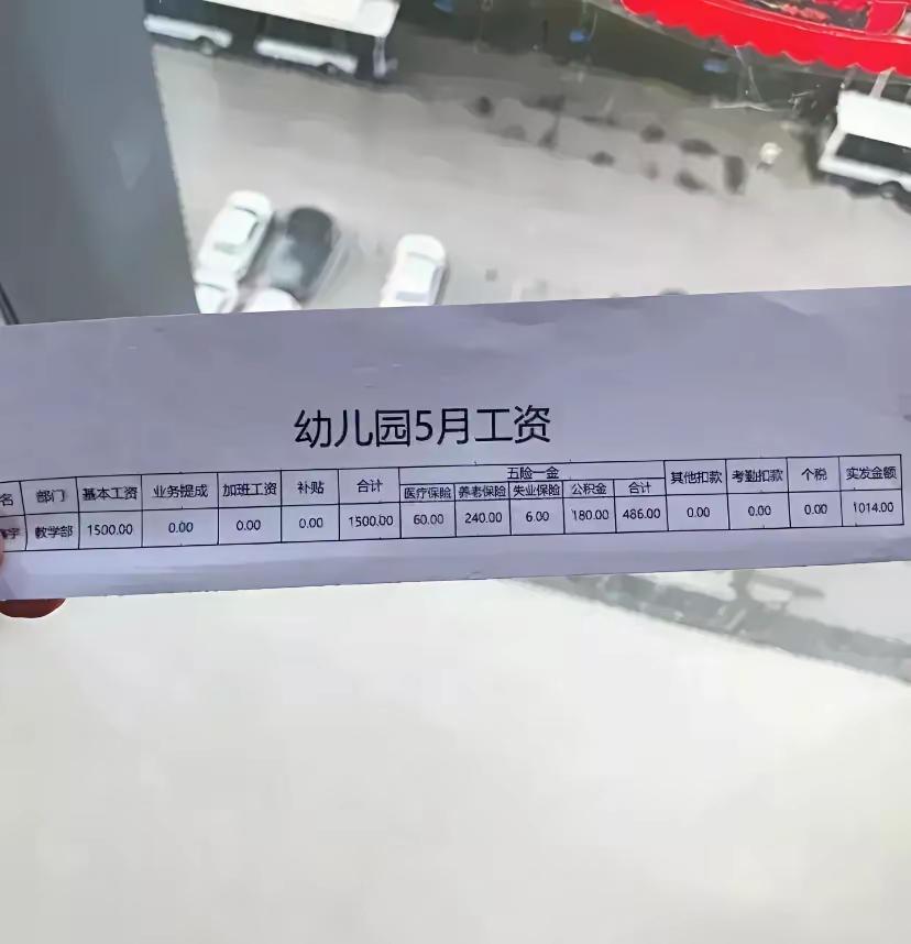 网友:
读个大学花了七八万，可现实就这么的残酷！还不如进厂打螺丝……[捂脸]