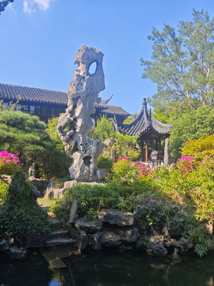 冠云峰庭院原本挺舒朗的，假山有众星拱月的感觉，现在庭院完全被绿化给淤塞了，矮的假