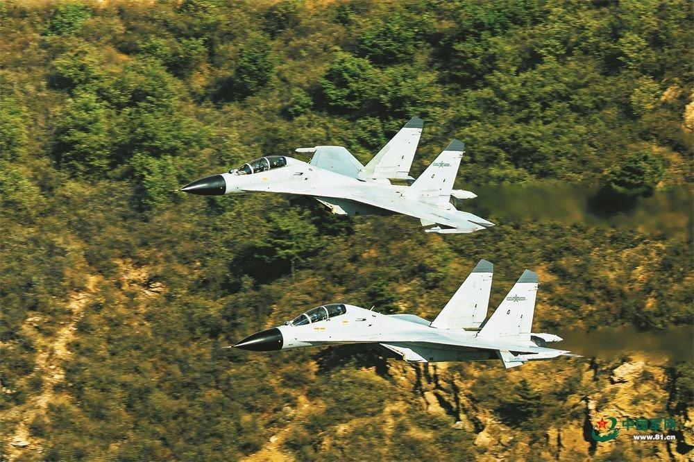 飞行训练中的海航大歼11BS军事