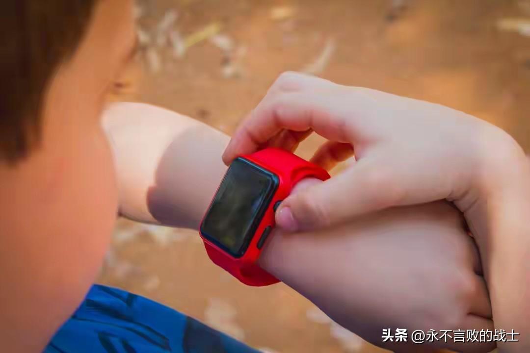 我认为支持。
其实，我觉得让小学生带电话手表上学，真挺有必要的，好处可不少！
