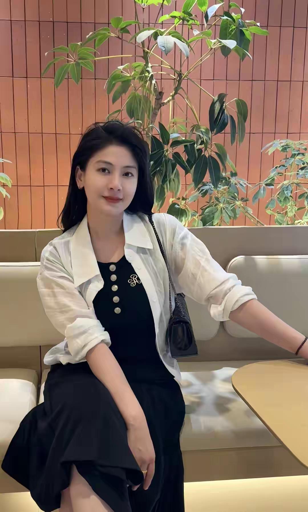 藏书真是一件超有乐趣的事儿
   我从小就梦想有满墙的书柜，现在好几面墙都摆满了