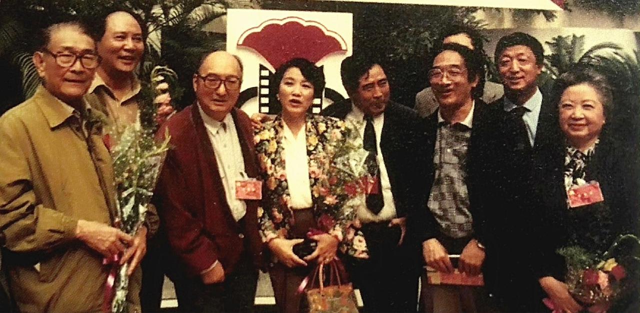 一张艺术家云集的老照片：

我只认出了著名特型演员古月，表演艺术家陈强与严顺开，