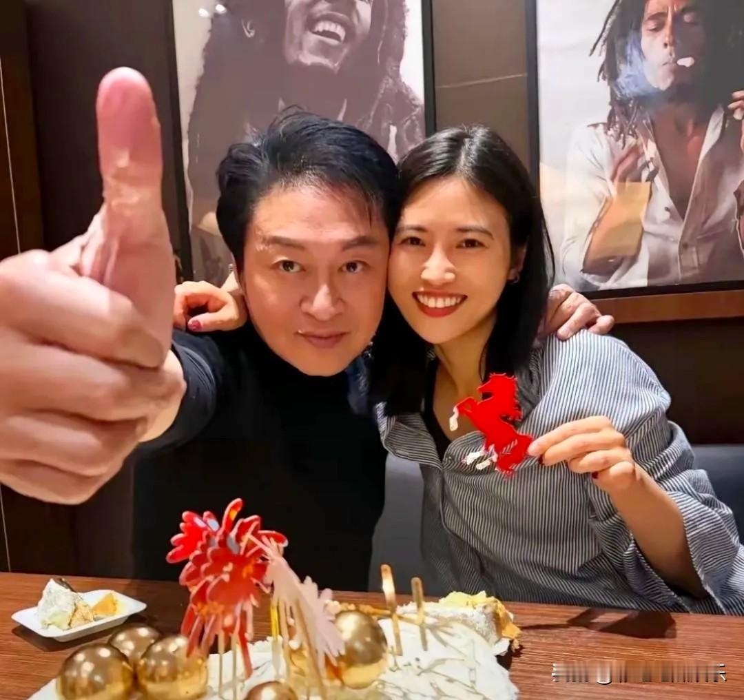 马景涛和小26岁女友秀恩爱，娱乐圈好流行父女恋，我还以为是他女儿，查了一下是女友