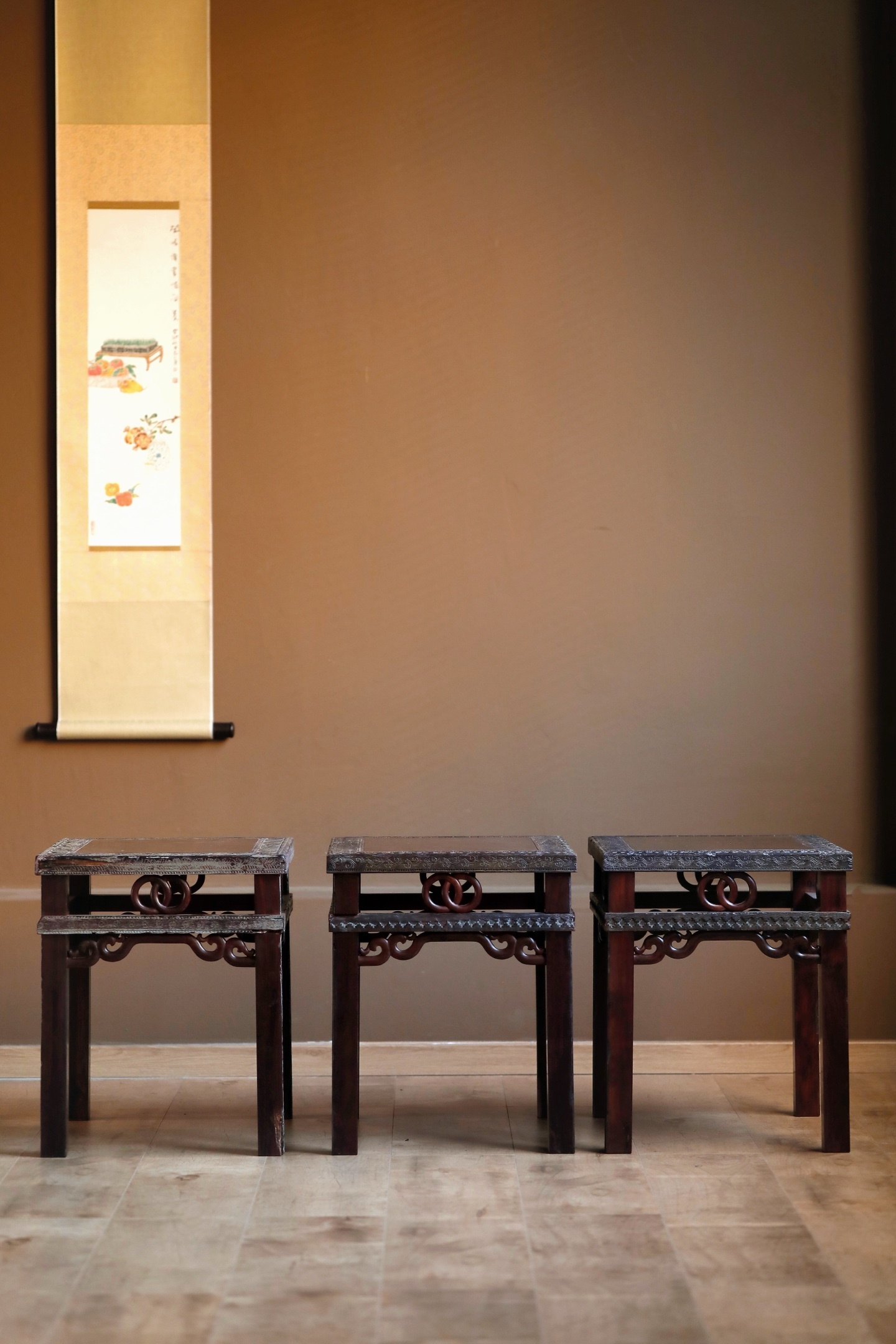 “时光的艺术”小叶紫檀 | 古韵·方凳此凳以小叶紫檀拆房老料打造，凳面框与腿足雕