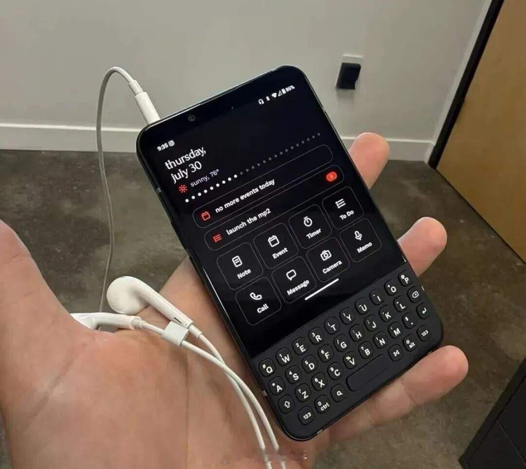 Minimal Phone2（MP02）作为第二代全键盘小众机型，外观延续极简黑