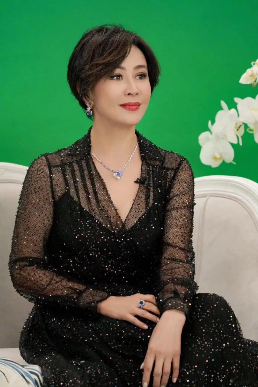 镜头前的刘嘉玲总是容光焕发，神采奕奕。